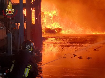 INCENDIO PONTE SAN GIOVANNI - Deposito Biondi Recuperi Ecologici - incendio PSG